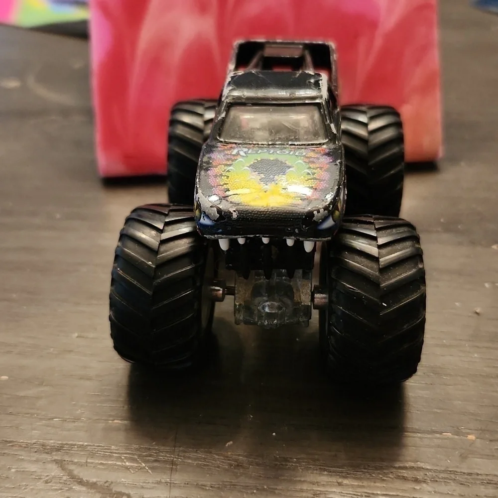 Hotwheels Reptoid 4x4 truck has paint chips flaws metal body